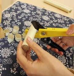 Scissors for splitting moxa rolls